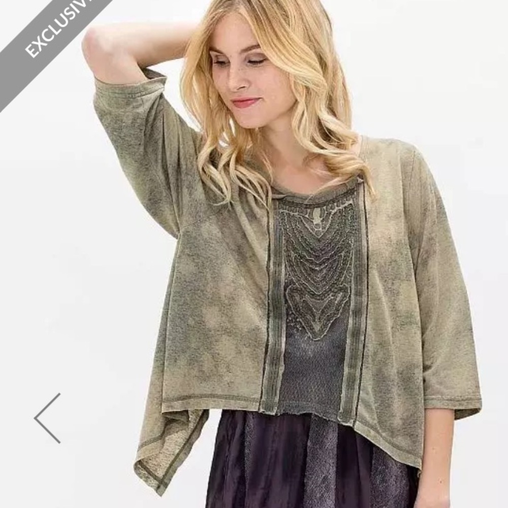 GIMMICKS by BKE Mineral Wash Top in Medium